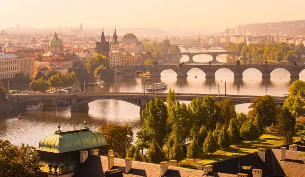 panoramy Pragi z lotu ptaka, widoki na Wełtawę i mosty