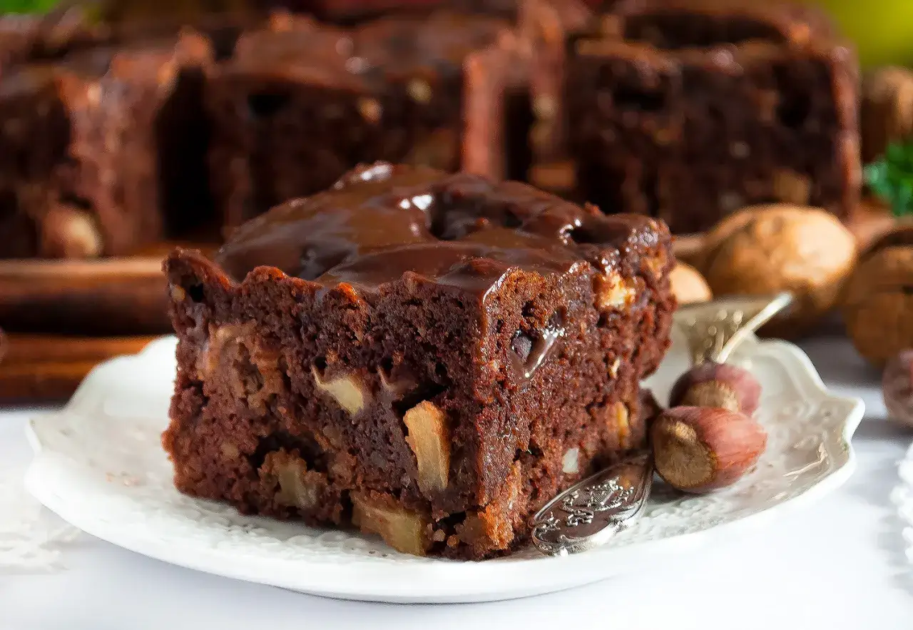 ciasto z jabłkami i orzechami z lodami