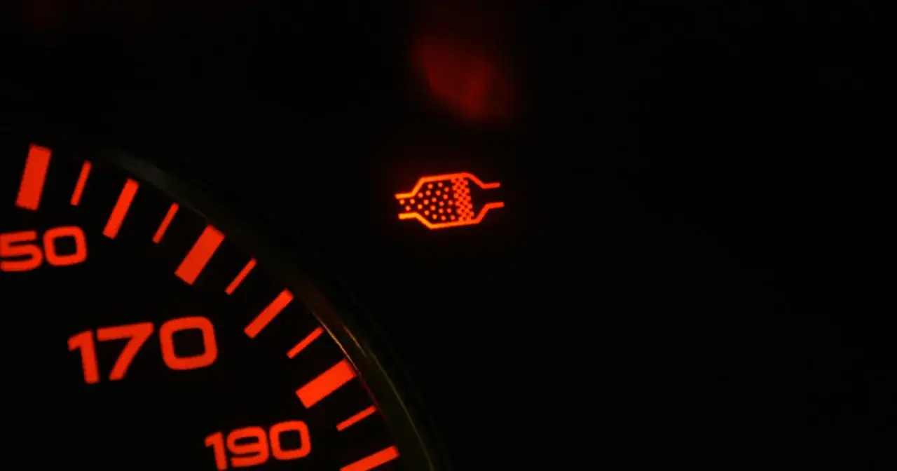 Kontrolka DPF świeci się na desce rozdzielczej. To znak, że filtr cząstek stałych wymaga uwagi.