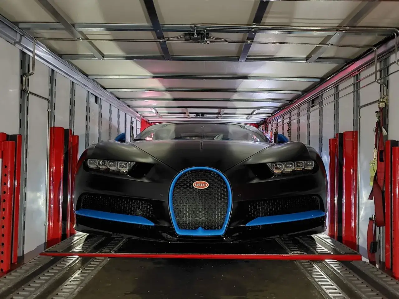 Transport Bugatti Chiron na lawecie