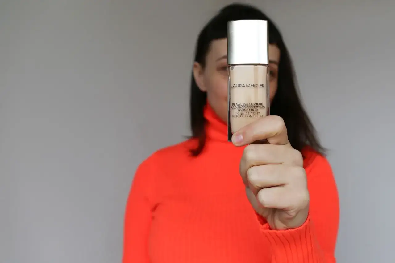 Laura Mercier Glow opakowanie i efekt na skórze