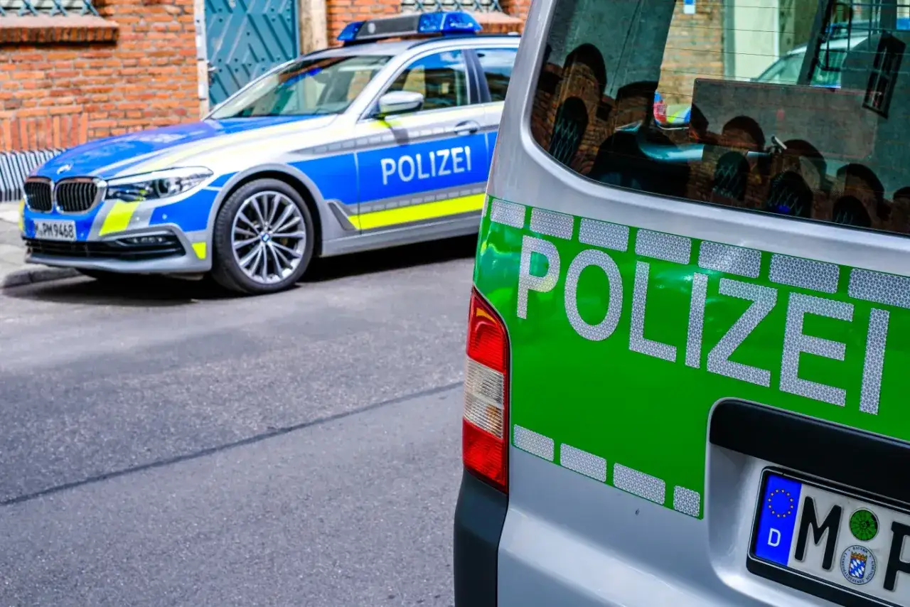 Dwa radiowozy policyjne, jeden z napisem 