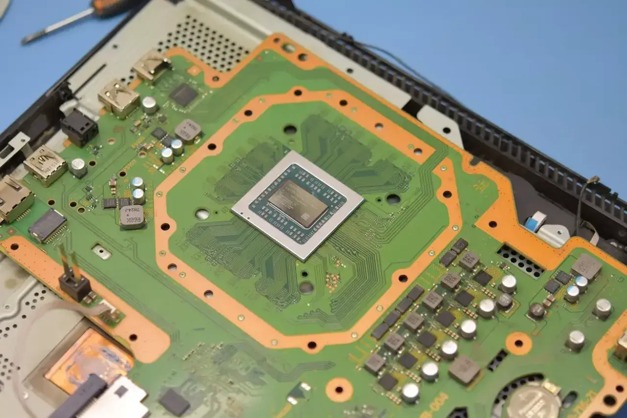 Narzędzia i materiały do wymiany pasty termoprzewodzącej PS4 Pro