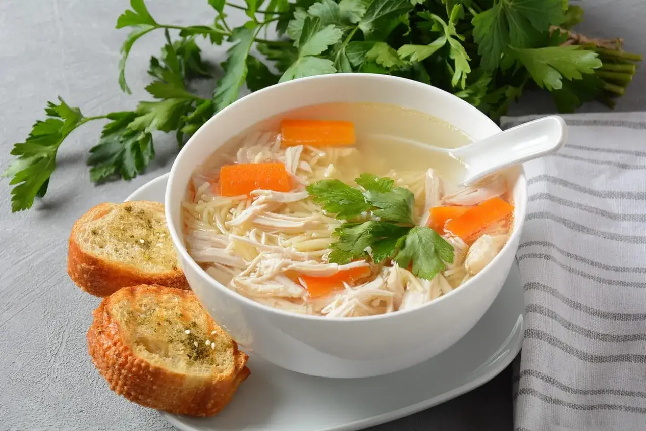 tradycyjny obiad niedzielny rosół schabowy