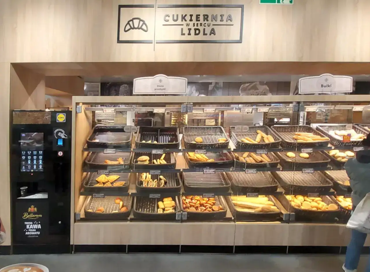 kawa w niemieckim supermarkecie, p&oacute;łka z kawą aldi lidl