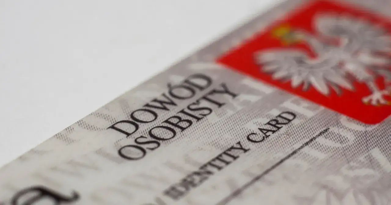 Fragment polskiego dowodu osobistego z godłem. Pokazuje, ile ważny dowód dla dziecka, gdy zaczyna swoją przygodę z dokumentami.