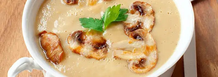 Kremowa zupa pieczarkowa z grzankami