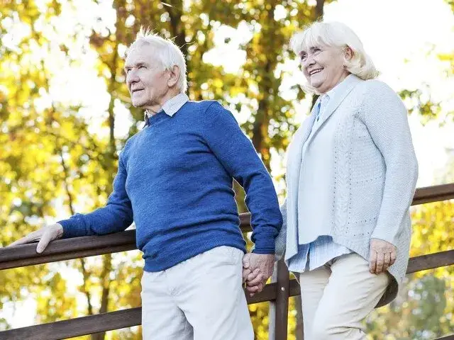 różne osoby szczepiące się na grypę