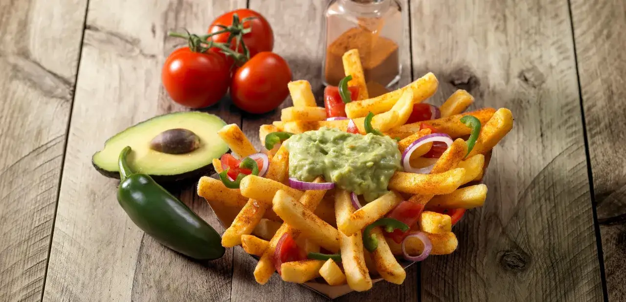 frytki z sosami i przyprawami