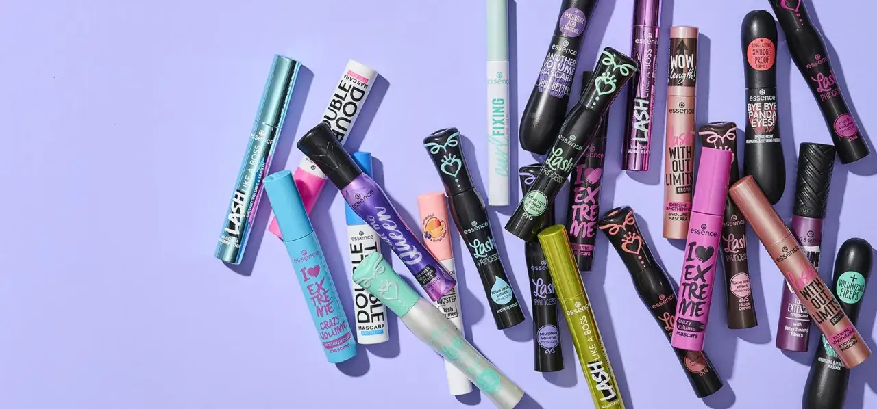 Kolekcja tuszy do rzęs od essence &ndash; co to za firma? Znajdziesz tu produkty do objętości, wydłużania i podkręcania rzęs.