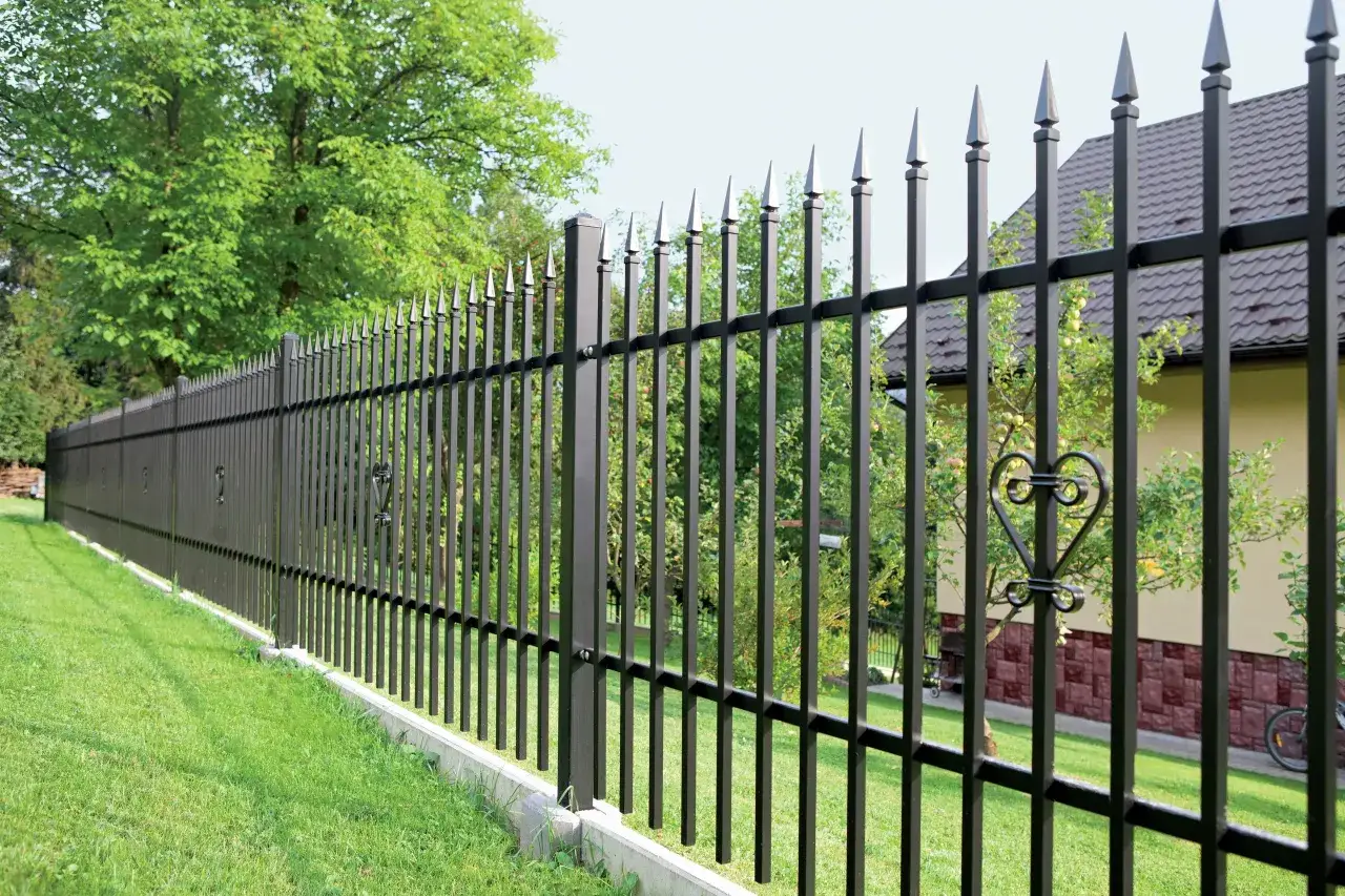 Rodzaje wysokich ogrodzeń porównanie