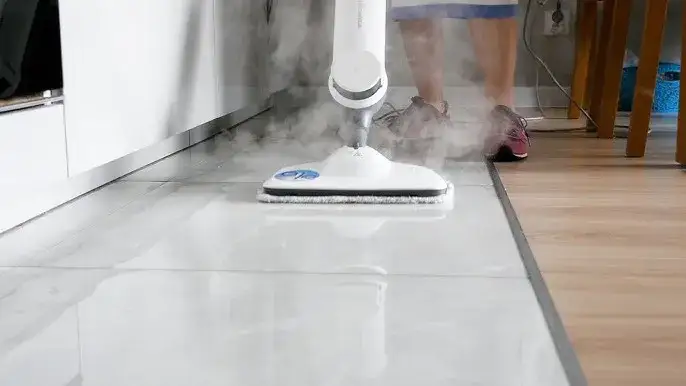mop parowy w akcji na podłodze w kuchni