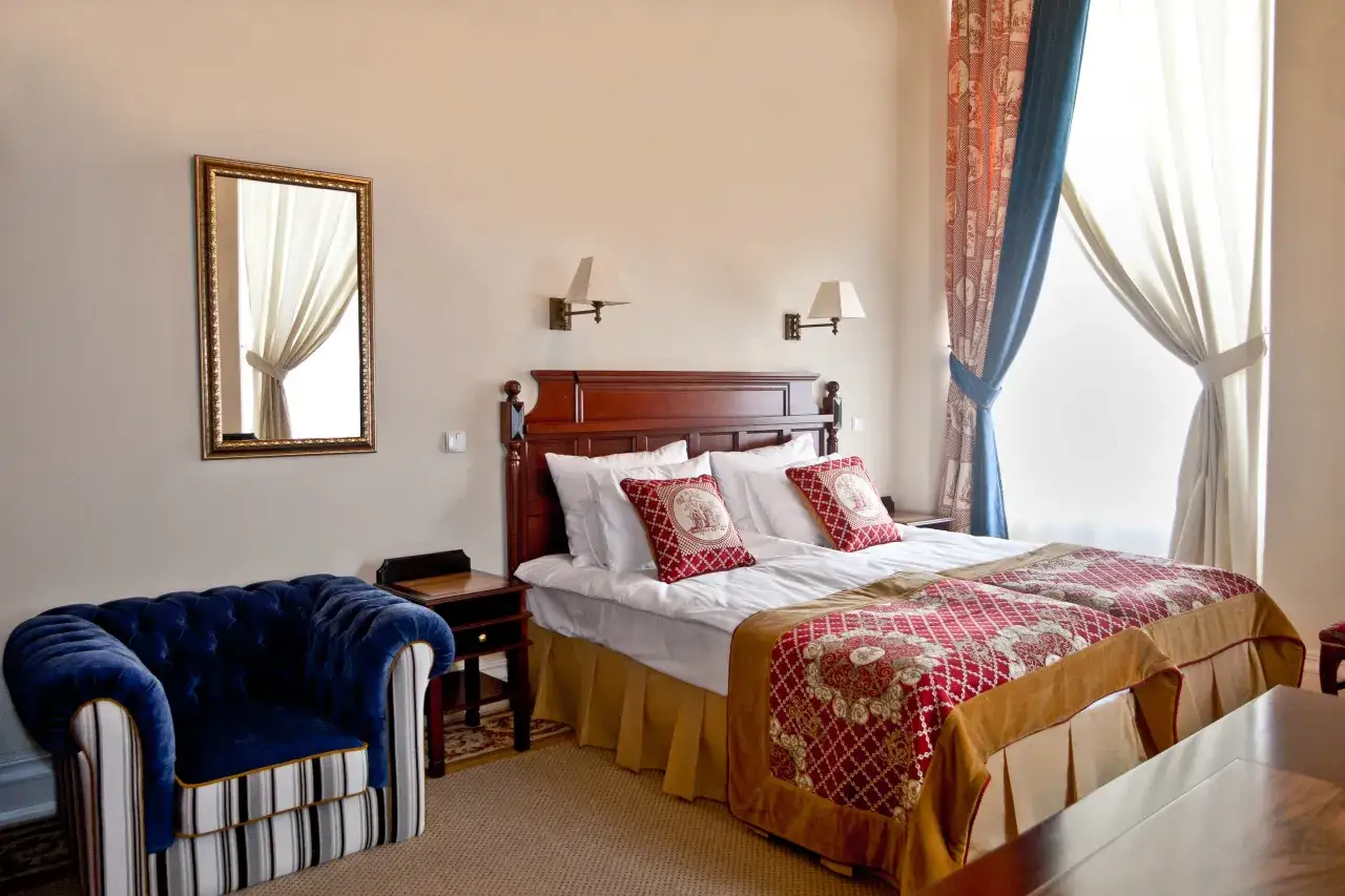 Nowoczesny hostel pok&oacute;j prywatny vs pok&oacute;j hotelowy