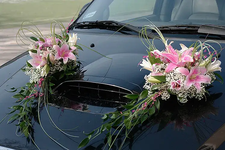 inspiracje dekoracji samochodu do ślubu