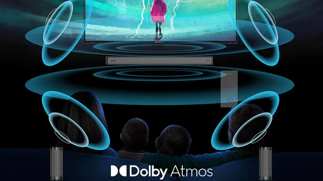 Rodzina ogląda film z dźwiękiem przestrzennym. Dowiedz się, dolby atmos co to jest i jak działa, by poczuć się jak w kinie.