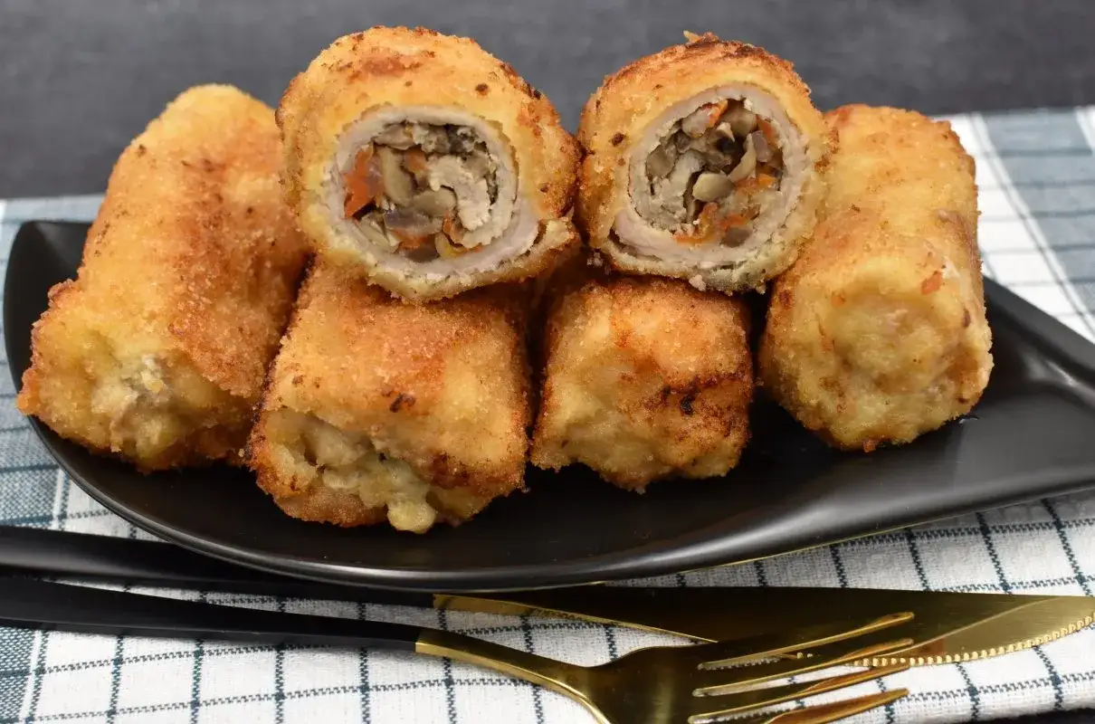 Złociste roladki schabowe z pieczarkami, chrupiące z zewnątrz, z soczystym nadzieniem w środku. Idealne na obiad.