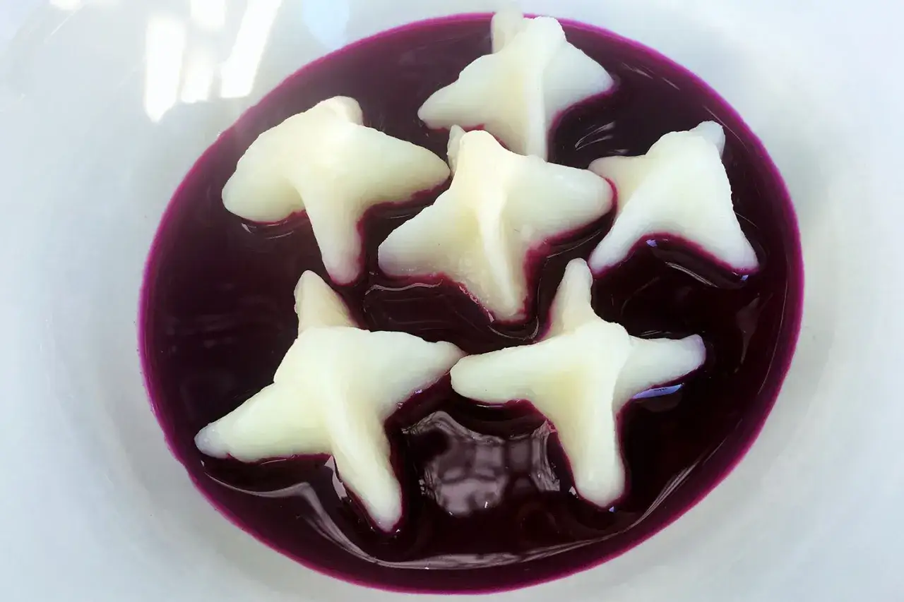 Uszka bezglutenowe przepis: gwiazdki z ciasta w fioletowym sosie. Pyszne i zdrowe!