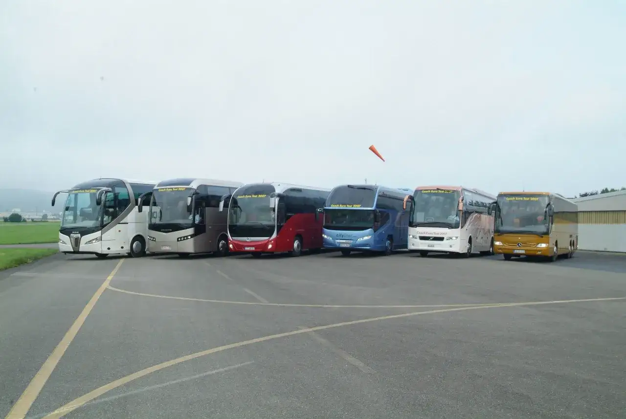 Autobus miejski i autokar turystyczny por&oacute;wnanie