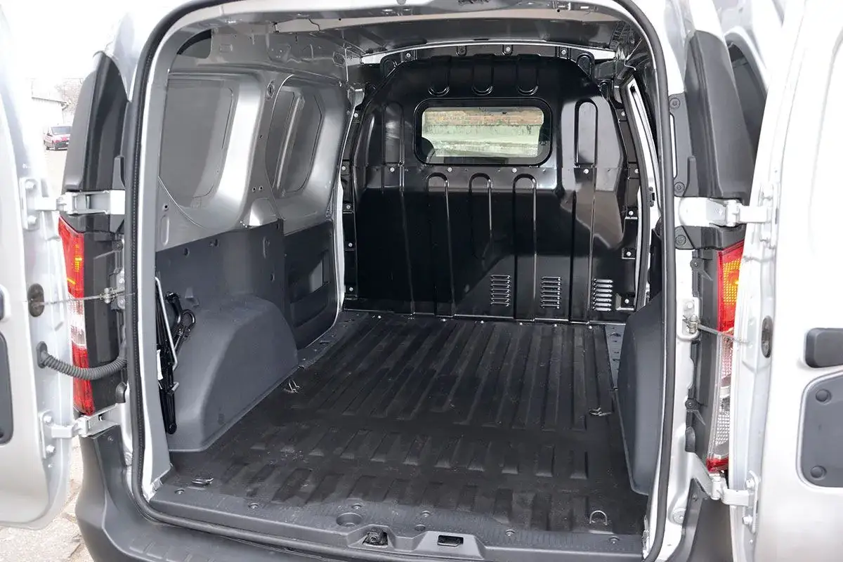 Pusta przestrzeń ładunkowa Dacia Dokker Stepway, gotowa na przewóz towarów.