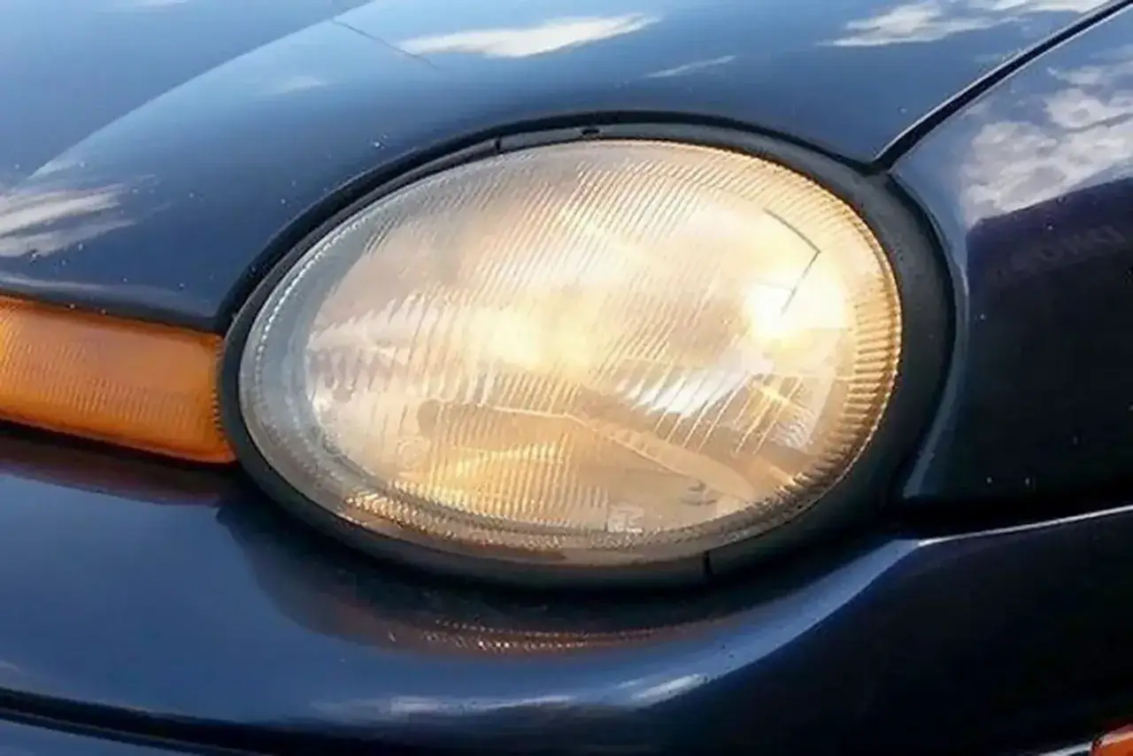 Żółte lampy w samochodzie jak wyczyścić? Zobacz, jak przywrócić blask pożółkłym reflektorom.