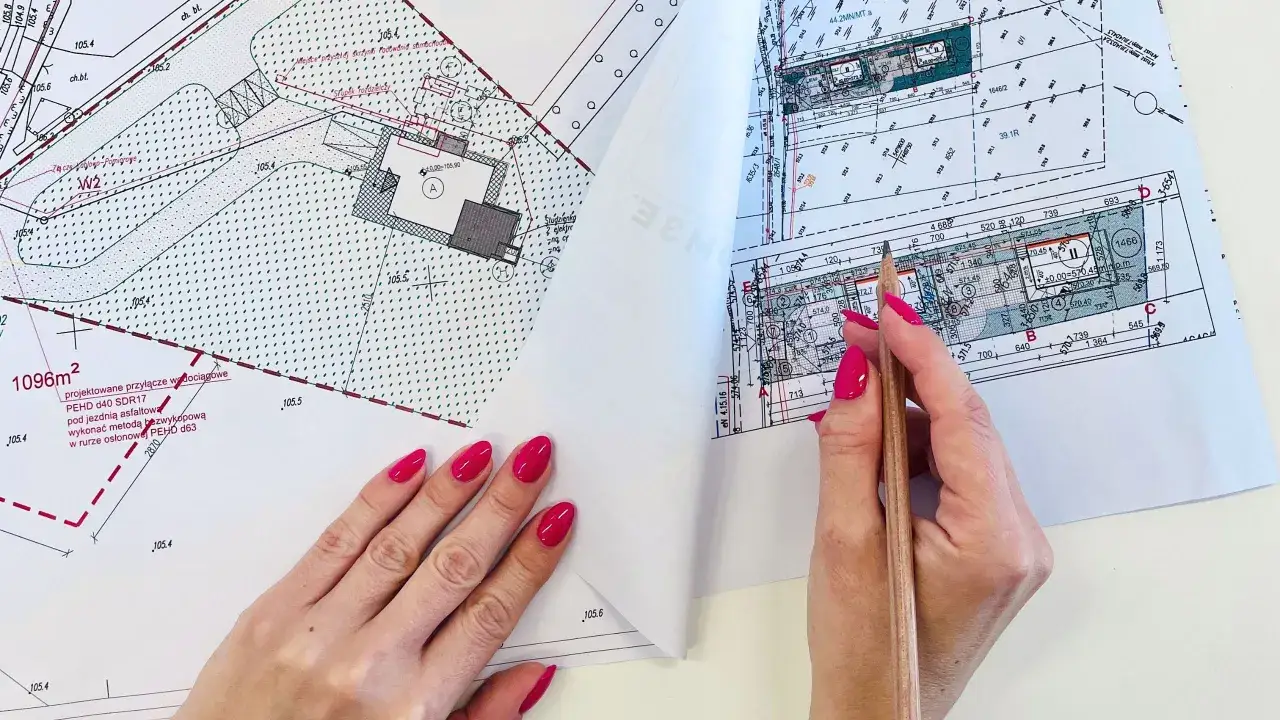 Rysunek techniczny z zaznaczonym domem i przyłączami. Zastanawiasz się, ile kosztuje geodeta przy budowie domu?
