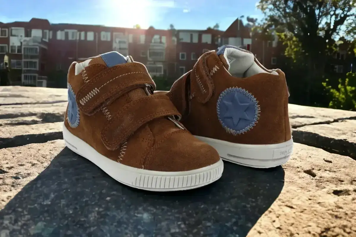 Brązowe, wysokie buty dziecięce na rzepy z niebieską gwiazdką. Idealne buty dla dziecka z wysokim podbiciem, zapewniające komfort i wsparcie.