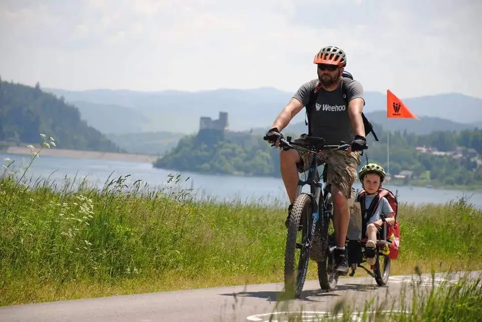 Rodzina na rowerach z przyczepką na Velo Czorsztyn