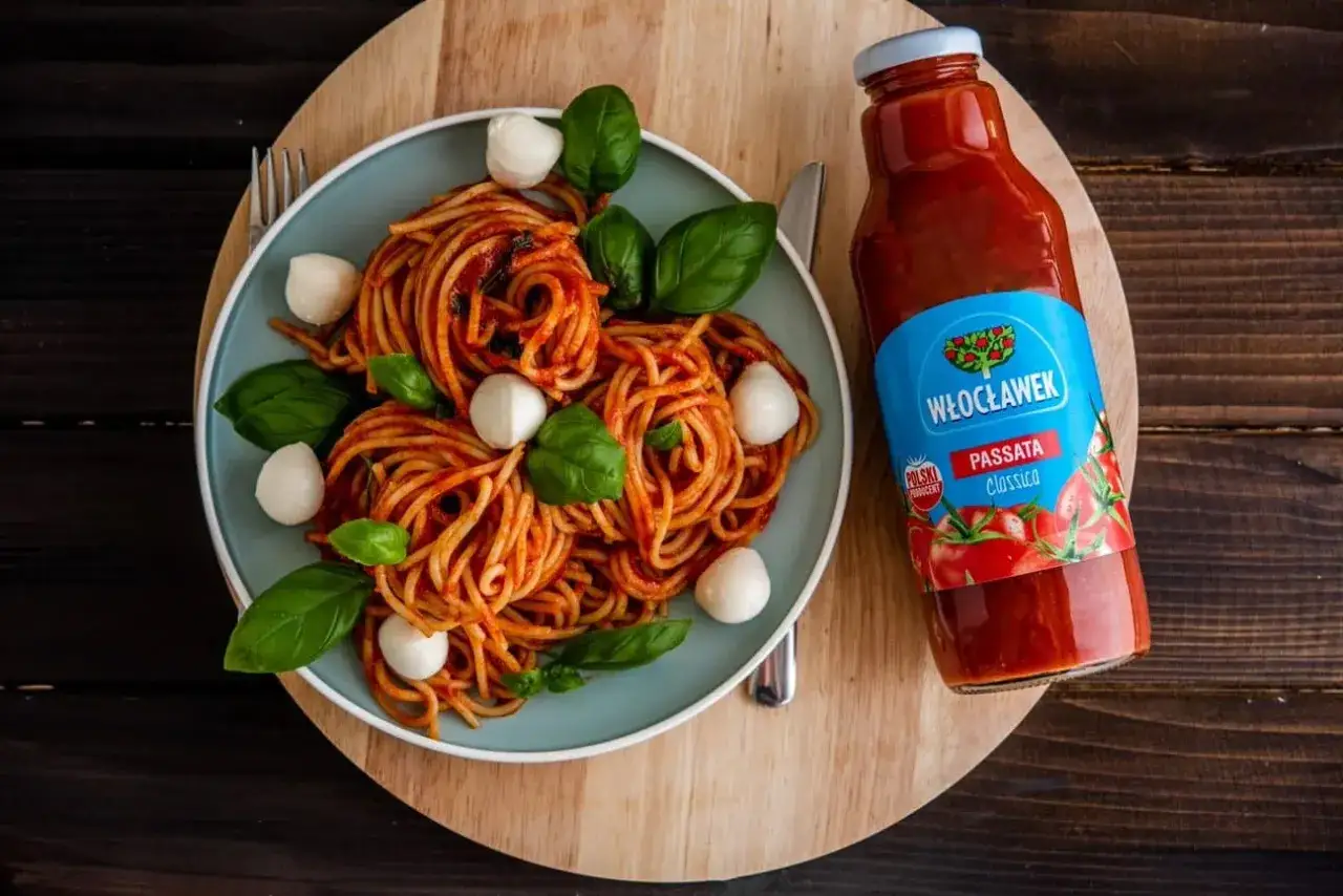 Pyszne spaghetti z sosem z passaty pomidorowej, mozzarellą i bazylią. Idealny pomysł, jak zrobić sos z passaty pomidorowej.