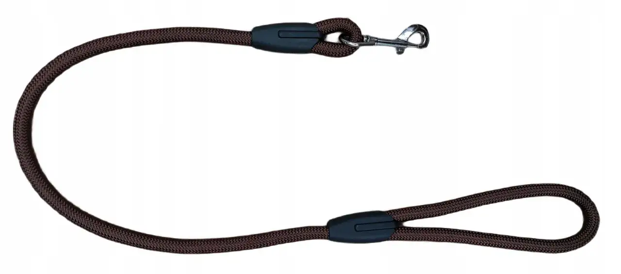 Brązowa, pleciona smycz z metalowym karabińczykiem i pętlą na rękę. Idealna, by dowiedzieć się, jaka smycz dla szczeniaka będzie najlepsza.