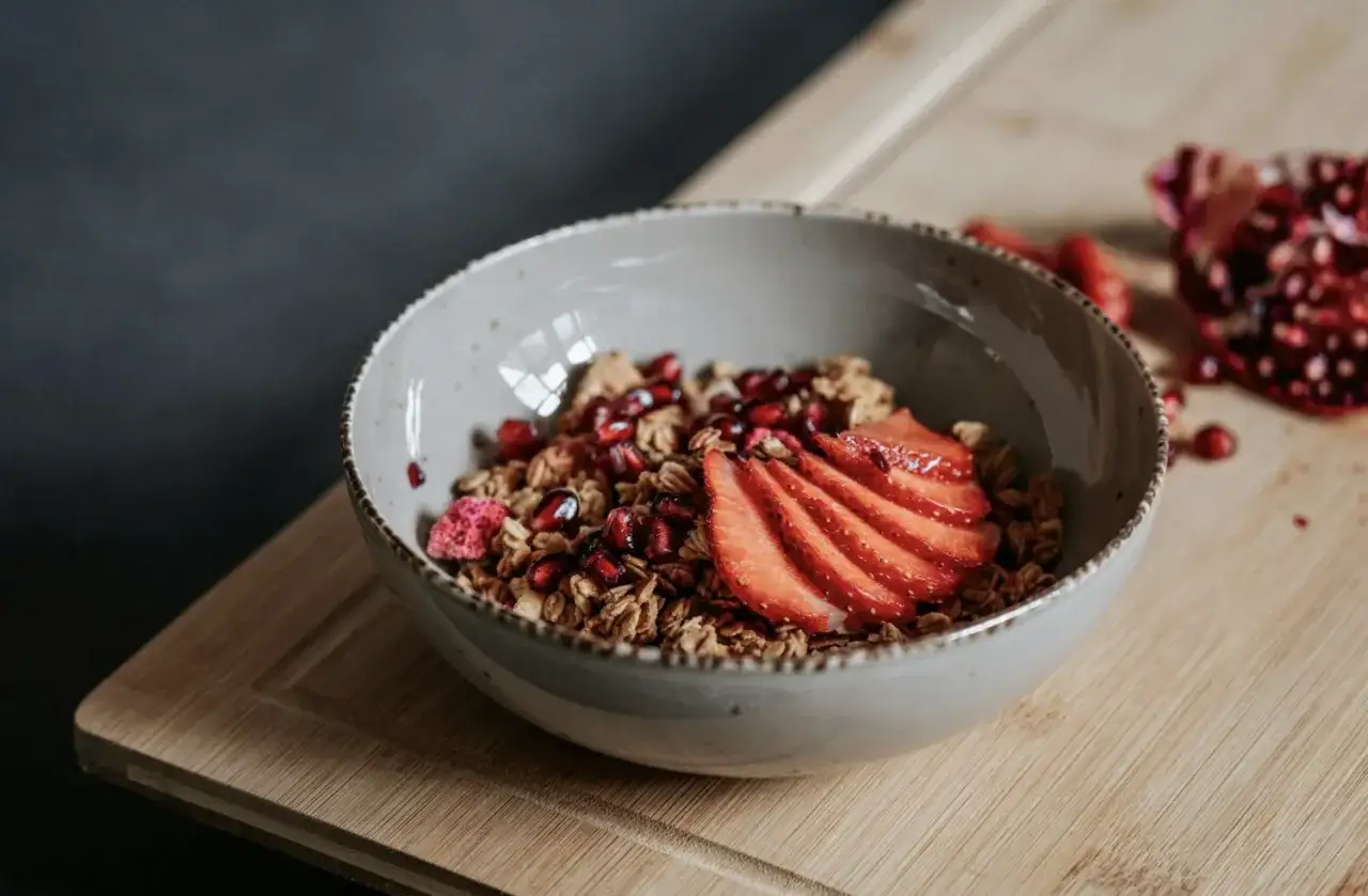 Miseczka granoli z truskawkami i granatem – idealny przepis na zdrowe śniadanie.