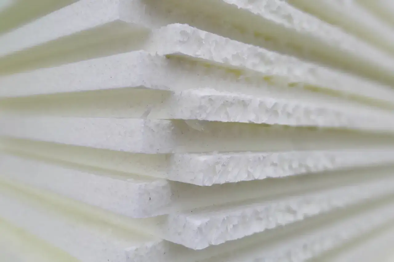 Warstwowy, biały styrodur, idealny materiał do malowania.