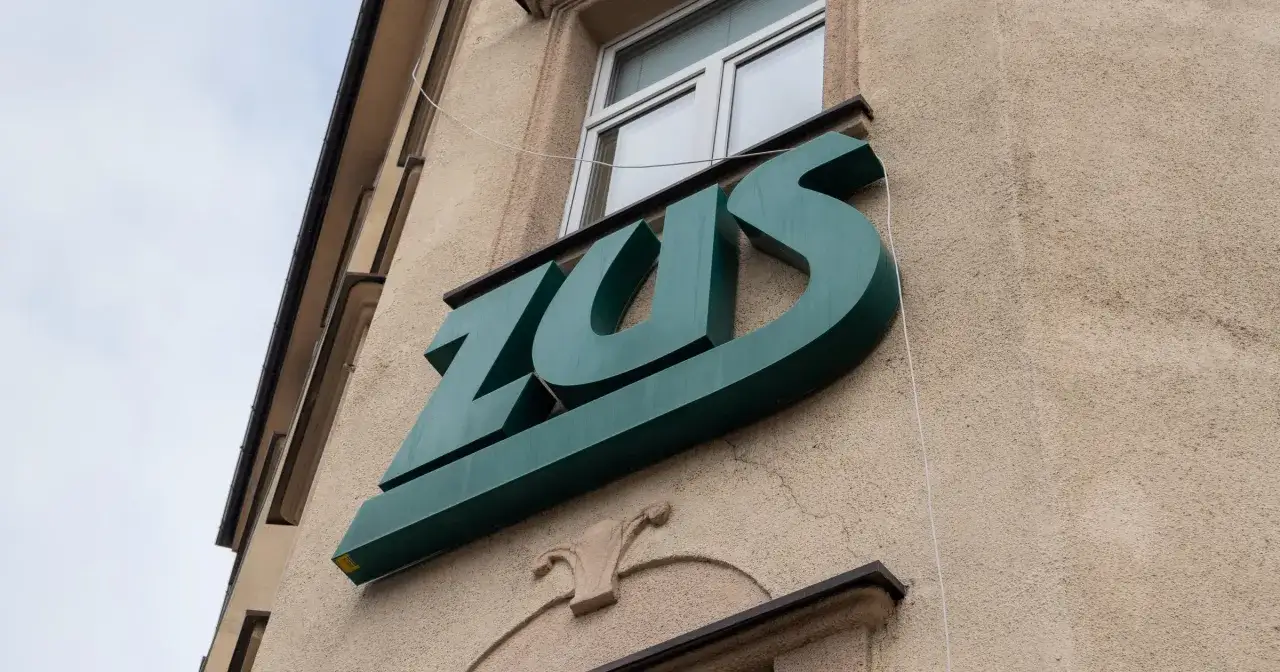 Zielone logo ZUS na budynku. Czekasz na wypłatę chorobowego? Sprawdź, po jakim czasie ZUS wypłaca chorobowe.