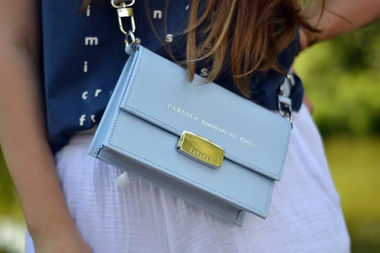Jasnoniebieska torebka crossbody z napisem 
