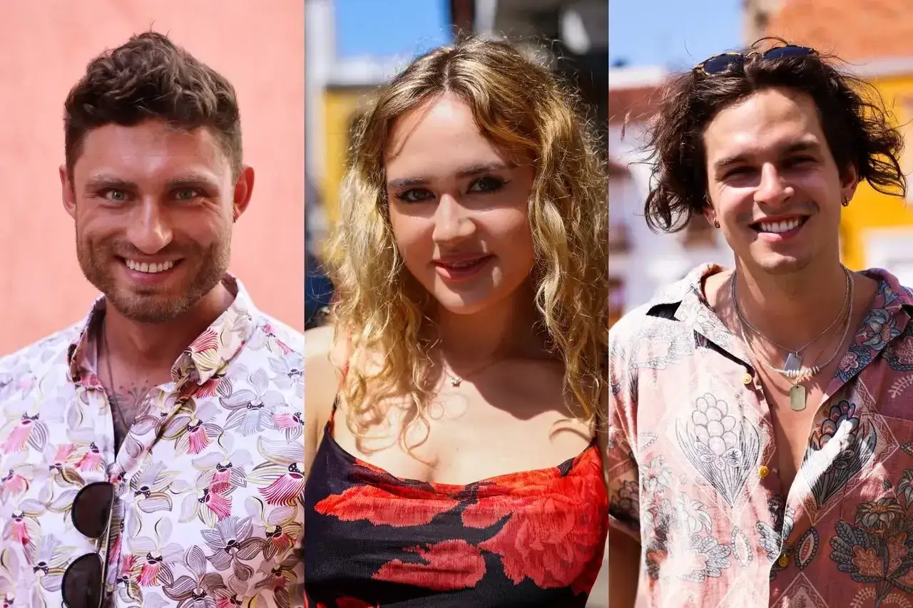 Uśmiechnięci uczestnicy Hotel Paradise All Stars: mężczyzna w kwiecistej koszuli, kobieta w sukience z czerwonymi kwiatami i mężczyzna w kolorowej koszuli.