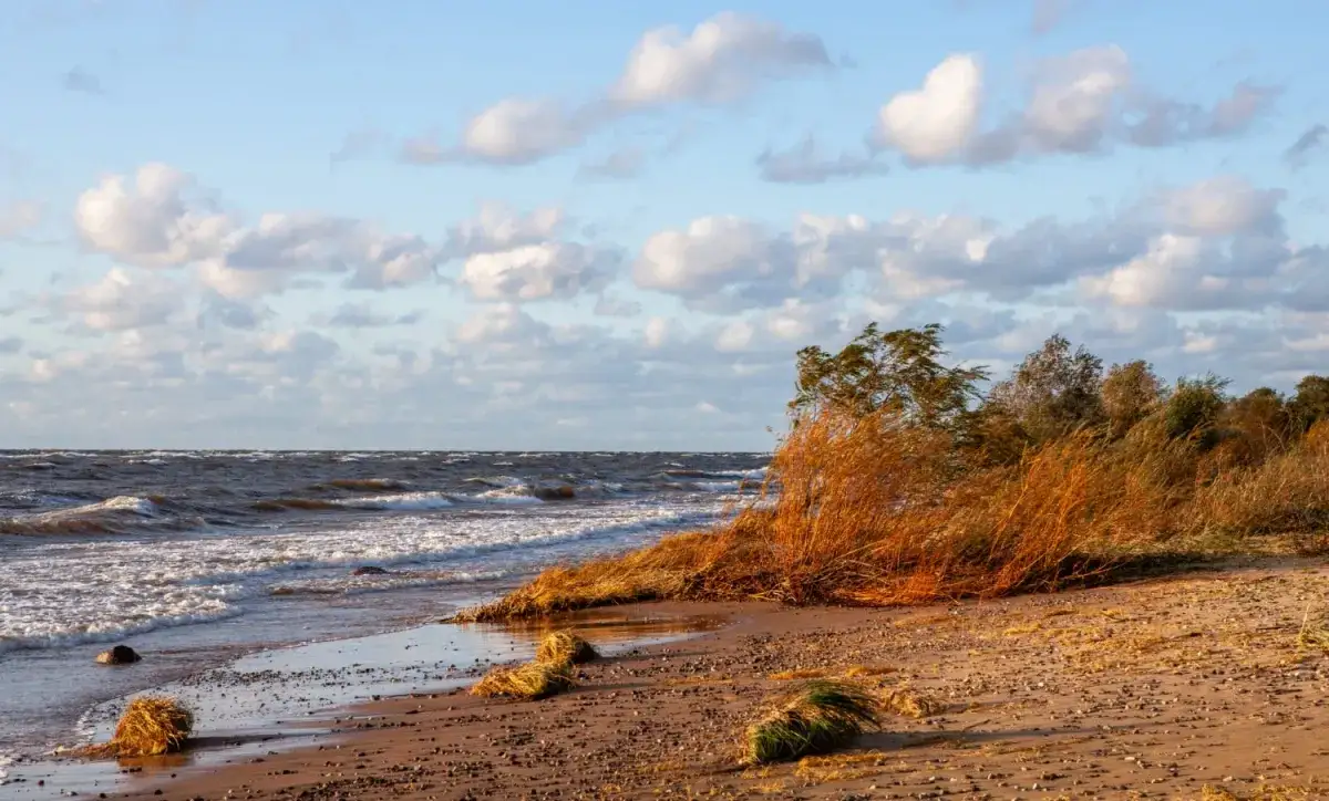 Puste plaże Bałtyku jesienią
