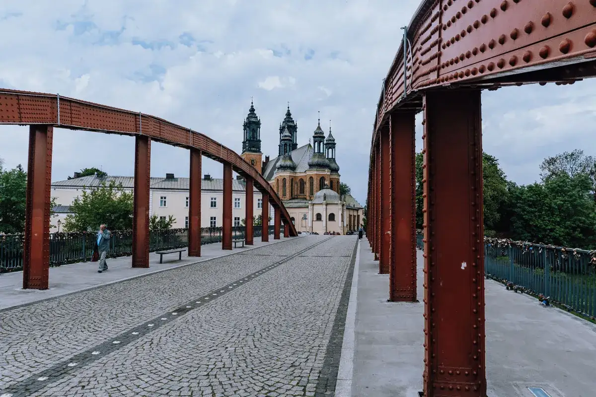 Most na Ostrowie Tumskim w Poznaniu, z widokiem na katedrę. Idealne miejsce na spacer, a potem odkrywanie poznańskich atrakcji dla dzieci.