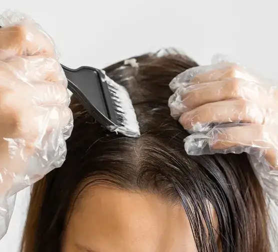 jak wykonać próbę pasma włosów przed farbowaniem