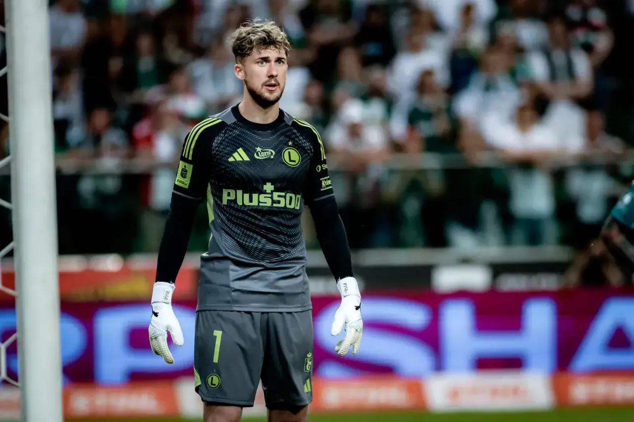 Bramkarz Legii Warszawa w meczu przeciwko Pogoni Szczecin.