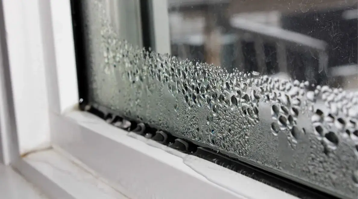 zaparowane okno od wewnątrz