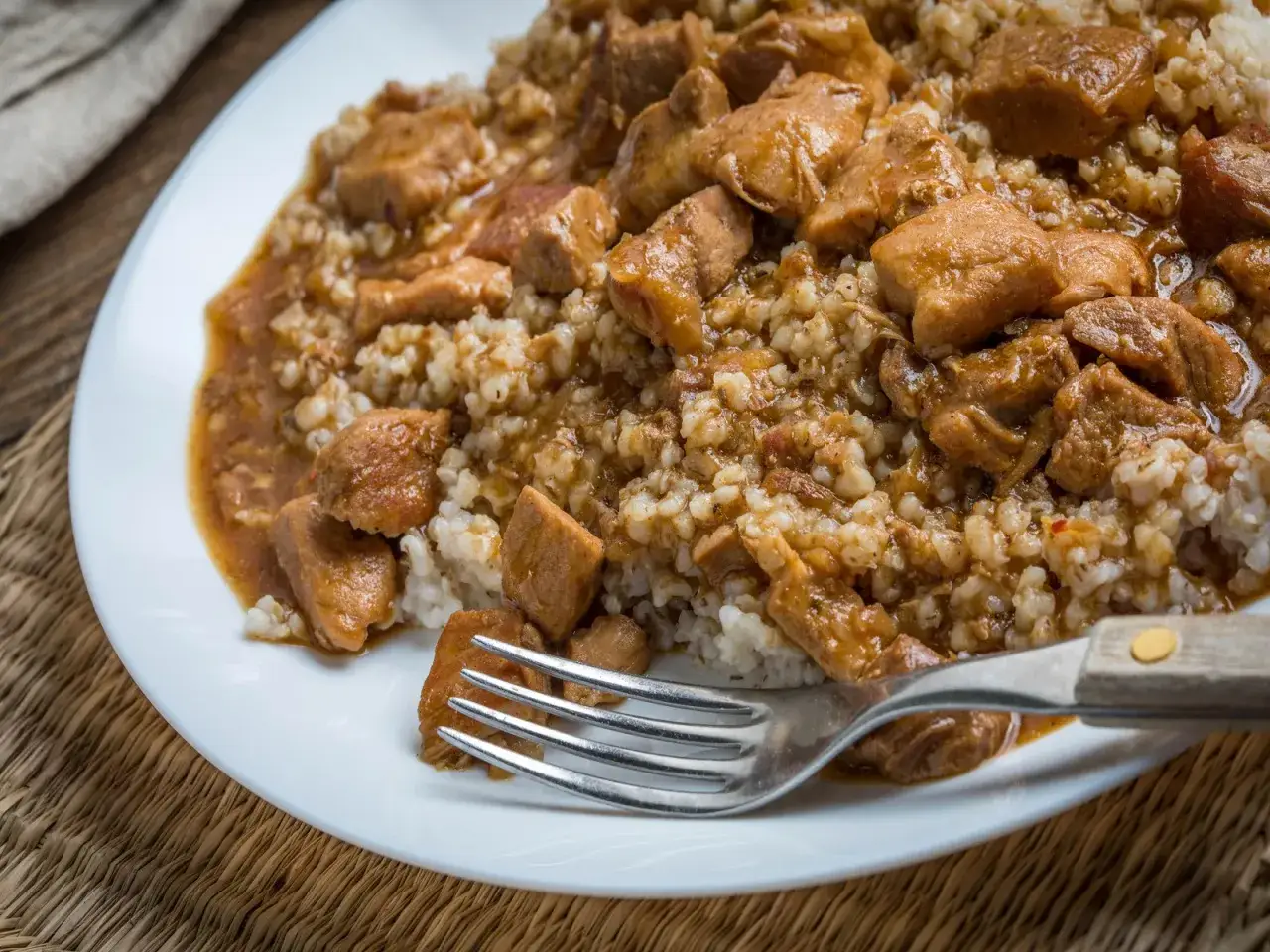 Pyszny gulasz z mięsa, podany z kaszą i ryżem. Idealny pomysł, czy marynować mięso na gulasz, by było tak soczyste.