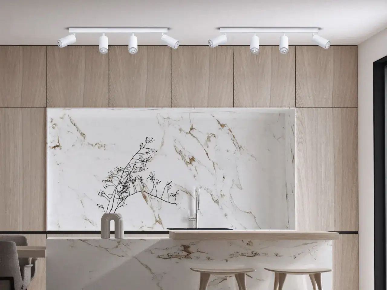 Nowoczesna kuchnia z drewnianymi frontami i marmurowym blatem. Nad wyspą wisi biała lampa tuba, oświetlając wnętrze.