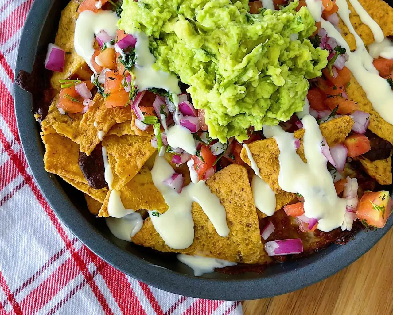nachos montados para hornear