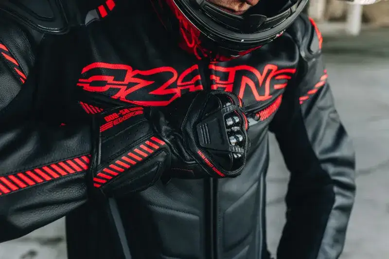 Kurtka motocyklowa sk&oacute;rzana i tekstylna por&oacute;wnanie
