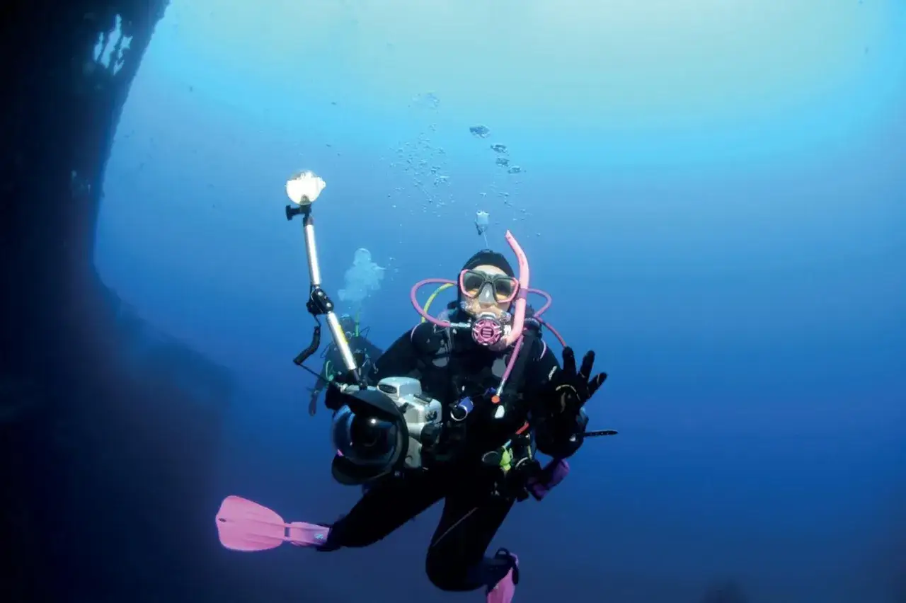 Nurkowie eksplorują podwodny świat, odkrywając ekstremalne atrakcje w Polsce. Podziwiaj podwodny krajobraz i jego tajemnice.