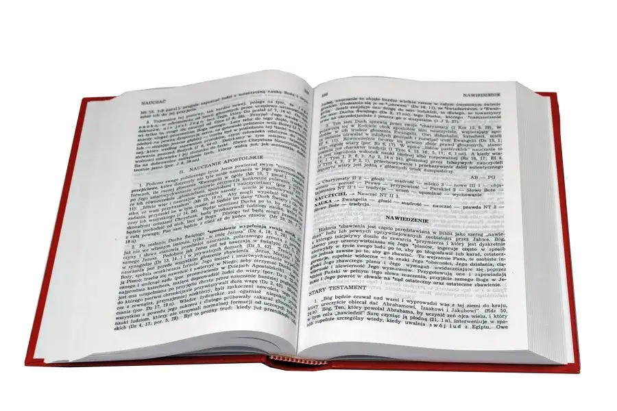 dwa słowniki teologii biblijnej obok siebie na stole