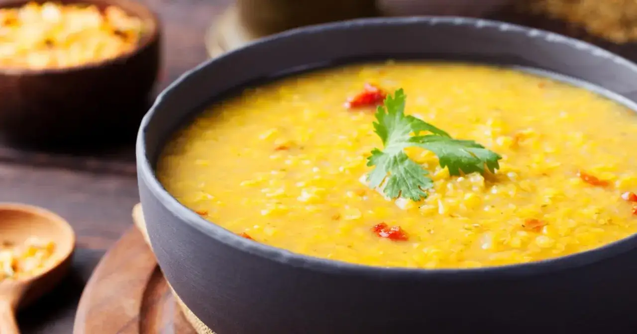Złota zupa z soczewicy, idealna odpowiedź na pytanie co na obiad dla dzieci. Aromatyczna i pożywna.
