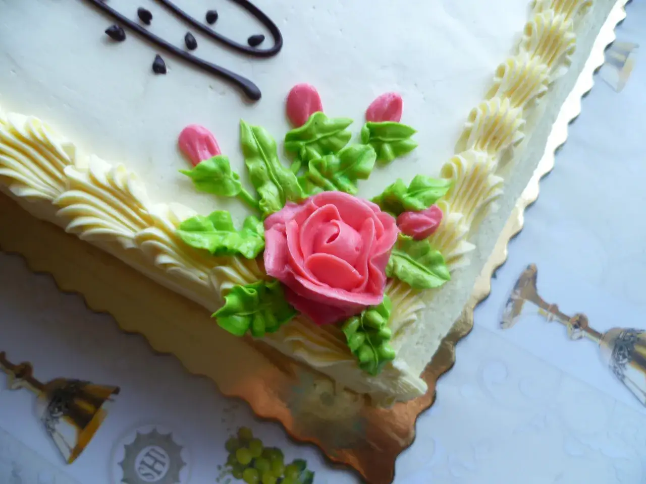 dekorowanie tortu kremem maślanym za pomocą szprycy