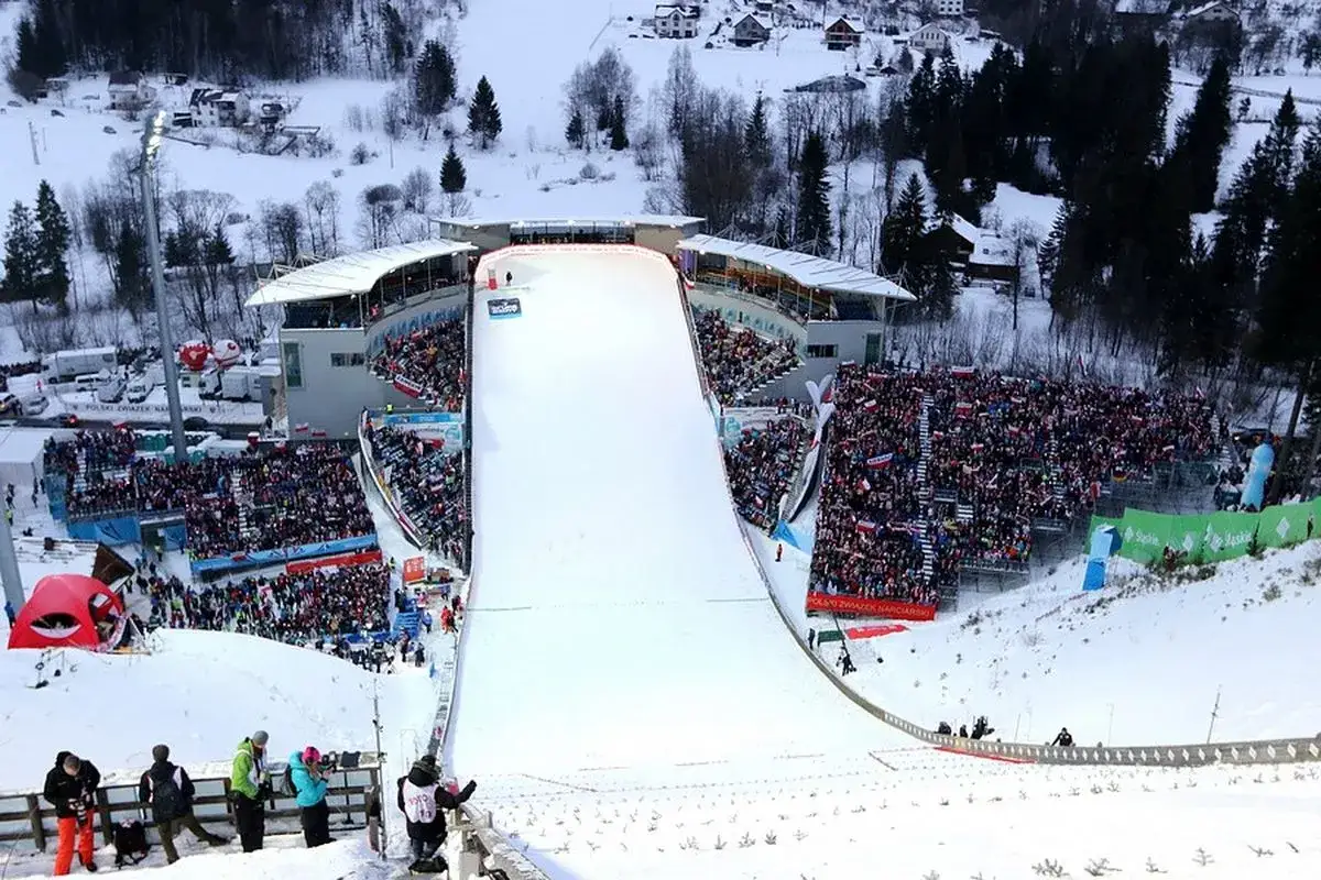 Tłumy kibiców na skoczni w Wiśle, gotowe do emocjonującego Pucharu Świata.