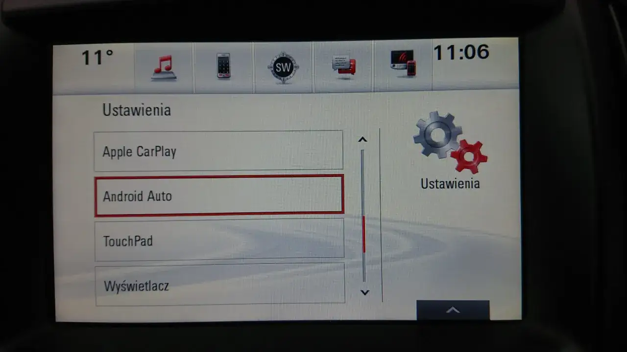 Ekran ustawień w Oplu Astrze K, gdzie zaznaczono opcję Android Auto.