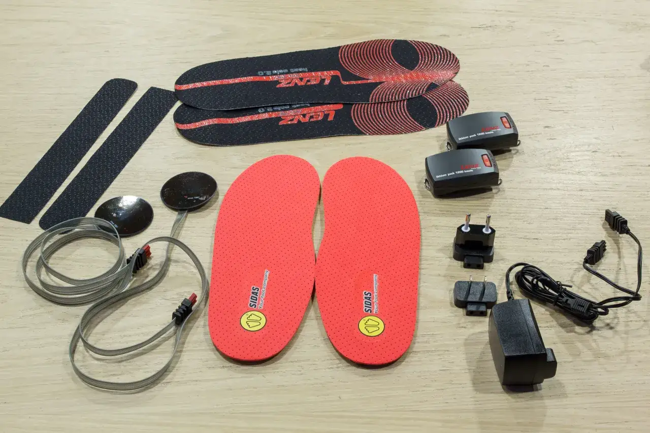 Akcesoria do podgrzewanych butów narciarskich: wkładki, baterie, kable i ładowarki. Koniec z zimnymi stopami na stoku!